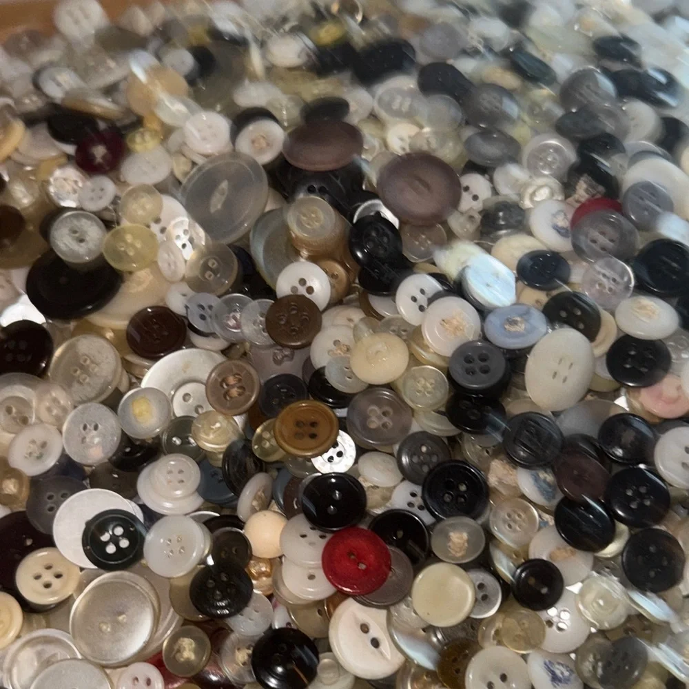 6,168 Button Bundle Assorted - Picture 12 of 13